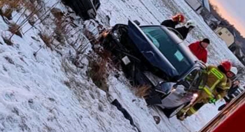 Wypadek koło Wojcieszkowa. Auto na polu