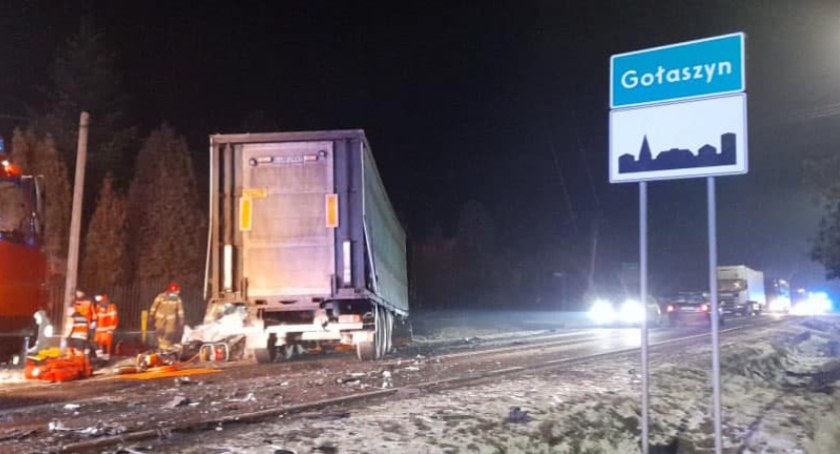 Wypadek w Gołaszynie. Strażacy wycinali 47 - latkę z rozbitego auta (WIDEO)