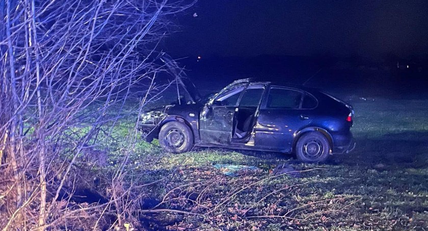 Wypadek w Starej Wróblinie. Dachowanie seata 
