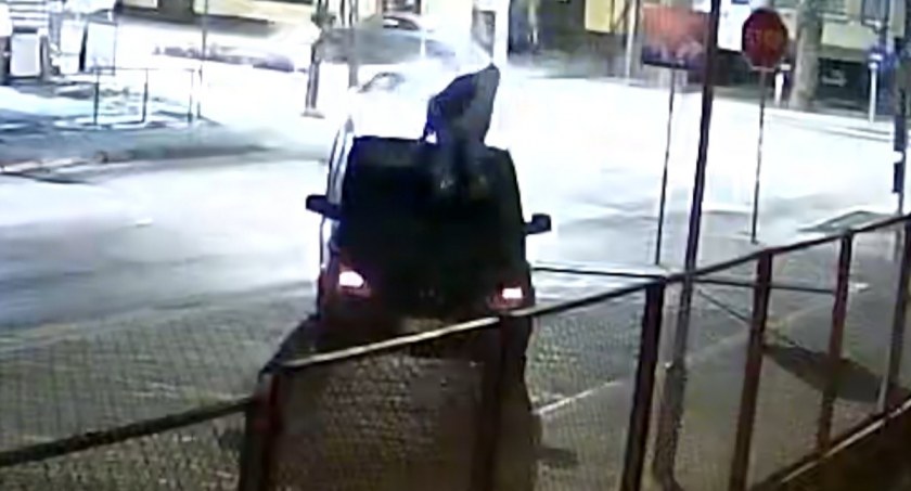Jechał na dachu busa. Szok!  (WIDEO)
