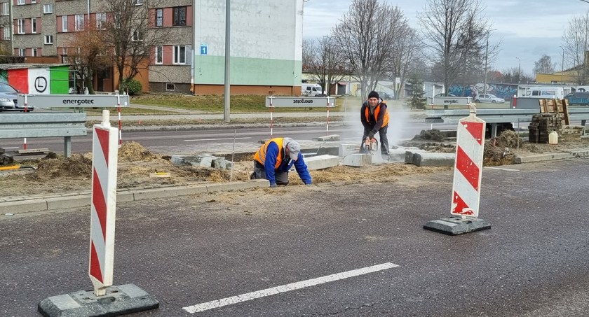 Ruszyły prace w Al. Ryszarda Kaczorowskiego. Będzie nowe przejście dla pieszych koło Vendo