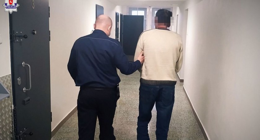 Policjanci  zatrzymali 63-latka. Powiesił psa na sznurku do trzepaka 