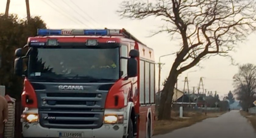 Zapaliła się sadza w kominie. Interwencja w Sarnowie (WIDEO)