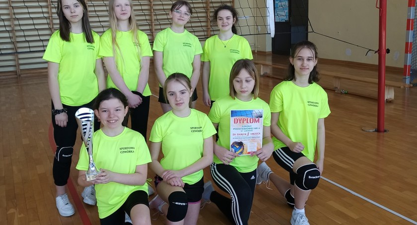 Łukowska „Czwórka” druga w finale powiatu w siatkówce