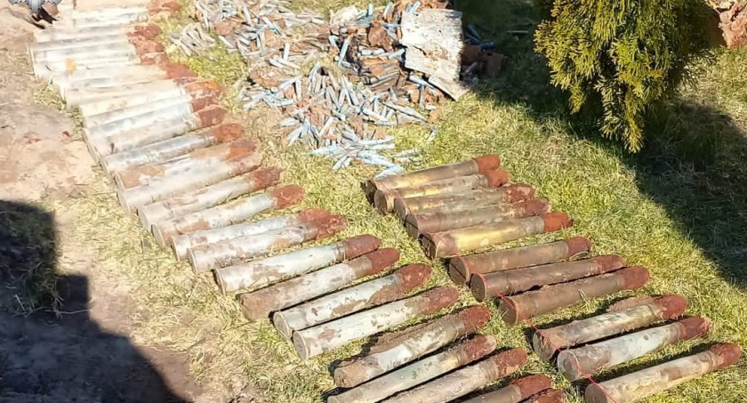 Podczas prac budowlanych znaleźli 50 pocisków i amunicję 