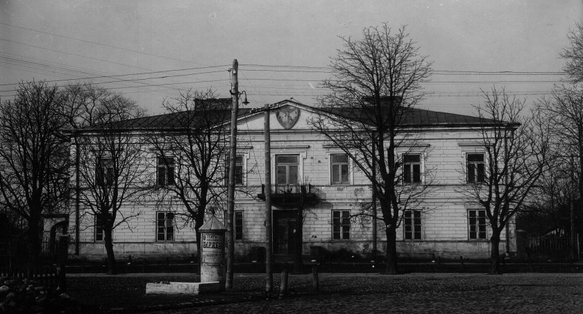 Łuków na starej fotografii. Budynek starostwa
