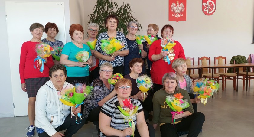 Seniorzy z gminy Wola Mysłowska tworzą rękodzieła i ćwiczą z zapałem (WIDEO)