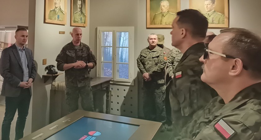 Wojskowi ze Szczecina odwiedzili Muzeum Czynu Bojowego Kleeberczyków 