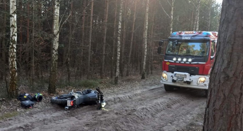 Wypadek motocyklisty. Jechał przez las. Uderzył w szlaban (ZDJĘCIA)