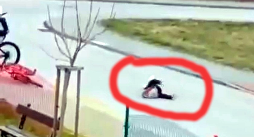 Dziecko turla się po jezdni. Niebezpieczna sytuacja w Łukowie (WIDEO)