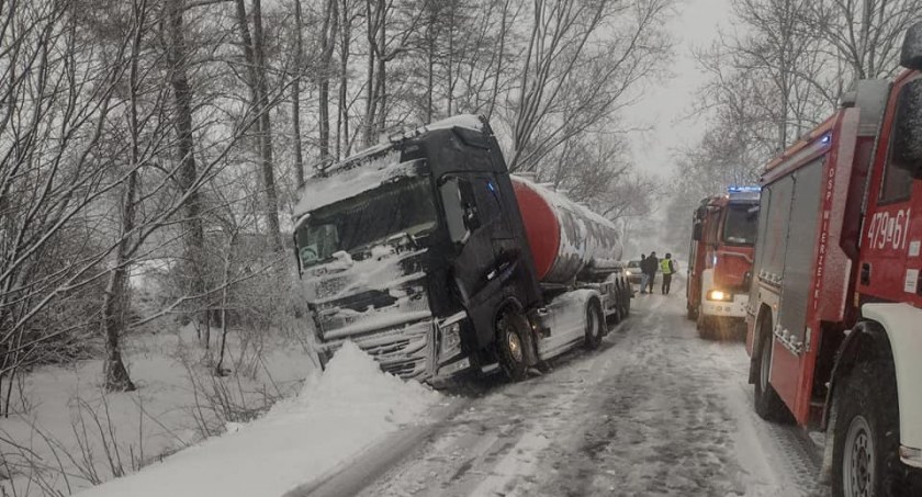 Zima sparaliżowała powiat. Strażacy mieli dużo pracy (ZDJĘCIA) 