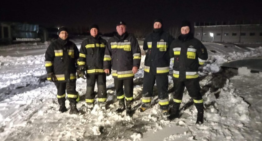 Strażacy usuwali śnieg z dachu. Groziło katastrofą budowlaną 