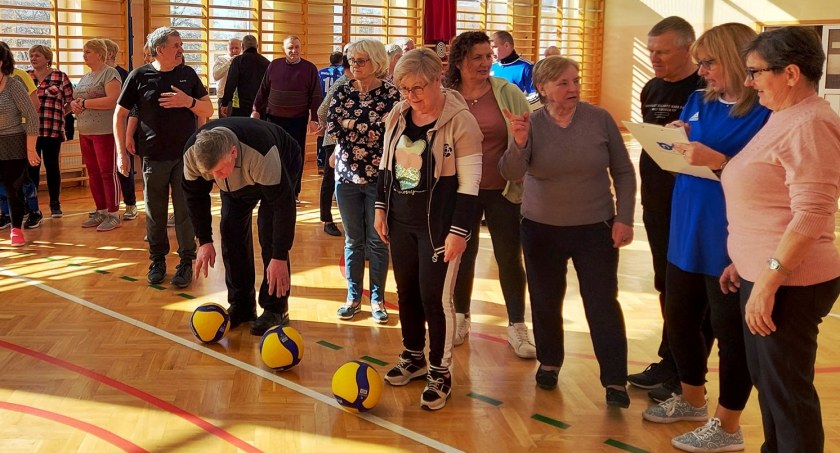 W zdrowym ciele zdrowy duch. Seniorzy z Gminy Stoczek rzucali podkowami i strzelali gole 