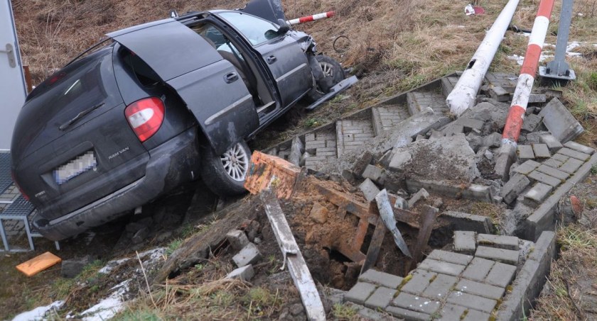 14-LATEK ZA KIEROWNICĄ OMAL NIE DOPROWADZIŁ DO TRAGICZNEGO WYPADKU