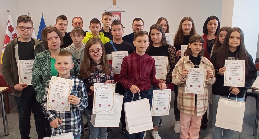 Wiktor Nowak i Wiktoria  Machnio najlepsi z wiedzy pożarniczej 