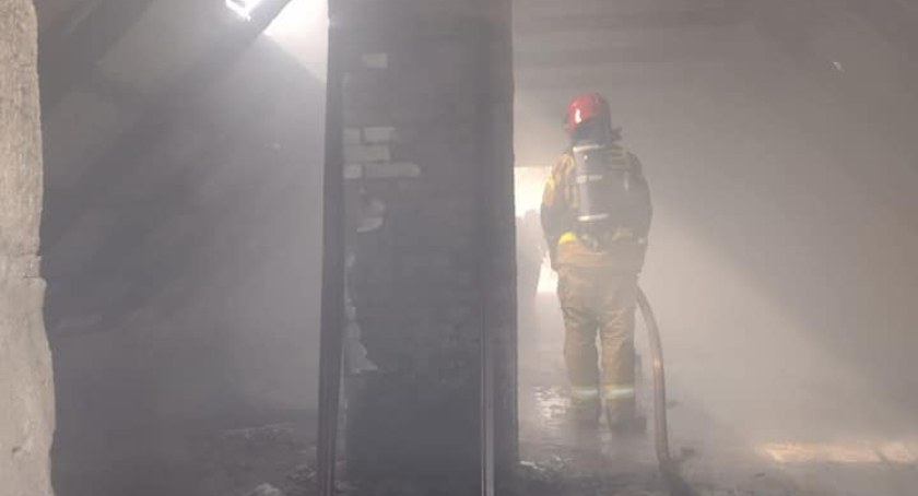 Pożar w Jedlance. Palił się budynek gospodarczy 