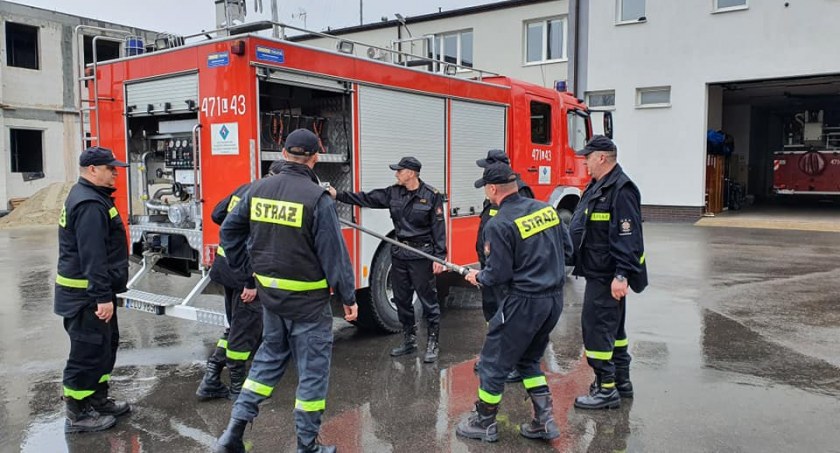 Zawodowcy wsparli ochotników. Nowy wóz dla OSP Karwów 