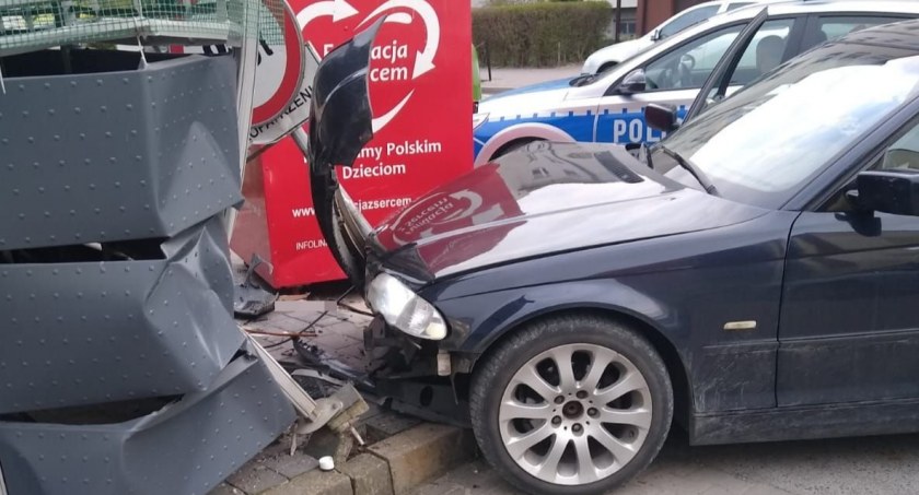 UCIEKAJĄC PRZED KONTROLĄ, WJECHAŁ W ZNAK DROGOWY I ALTANĘ ŚMIETNIKOWĄ