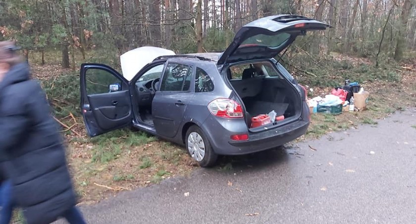 Straciła panowanie nad autem. Wypadła z drogi 