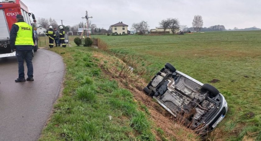 Auto skończyło jazdę w rowie 