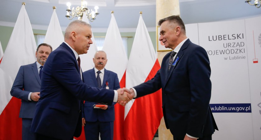 Odznaczenia państwowe i resortowe dla zasłużonych mieszkańców regionu. Wśród nich radny Władysław Karaś 