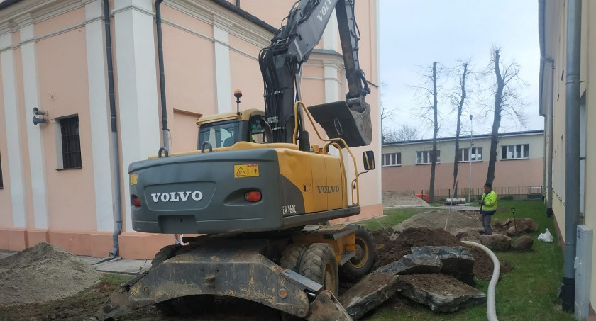 Koparki pod kościołem w Łukowie. Co się tam dzieje? (ZDJECIA) 