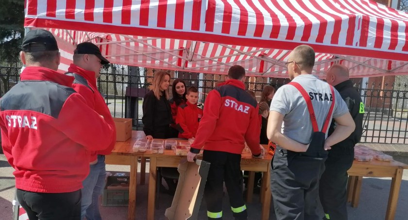 Zorganizowali kiermasz ciast. Zebrali ponad 10 tys. zł na doposażenie wozu bojowego 