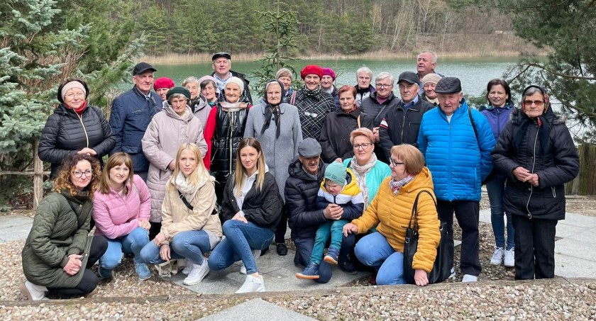 Seniorzy z Gminy Wojcieszków odwiedzili Eko-Farmę Żelechów