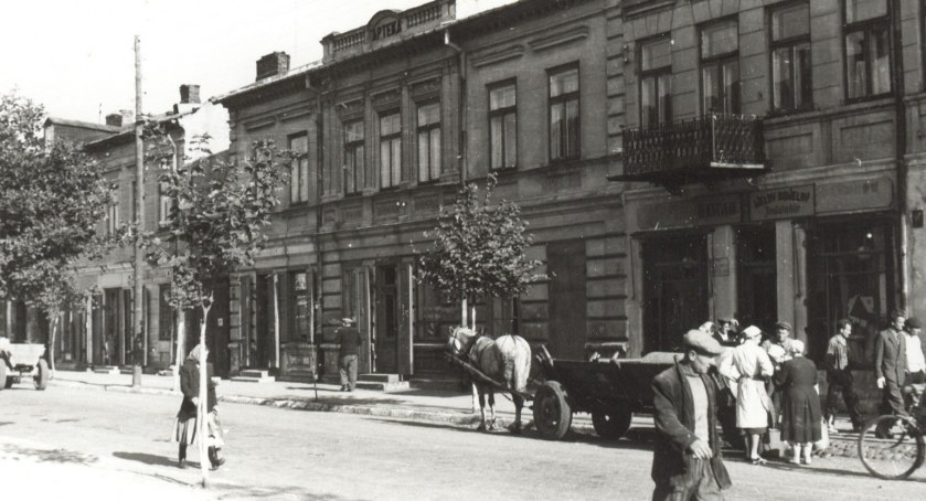 Łuków na starej fotografii. Apteka na głównej 