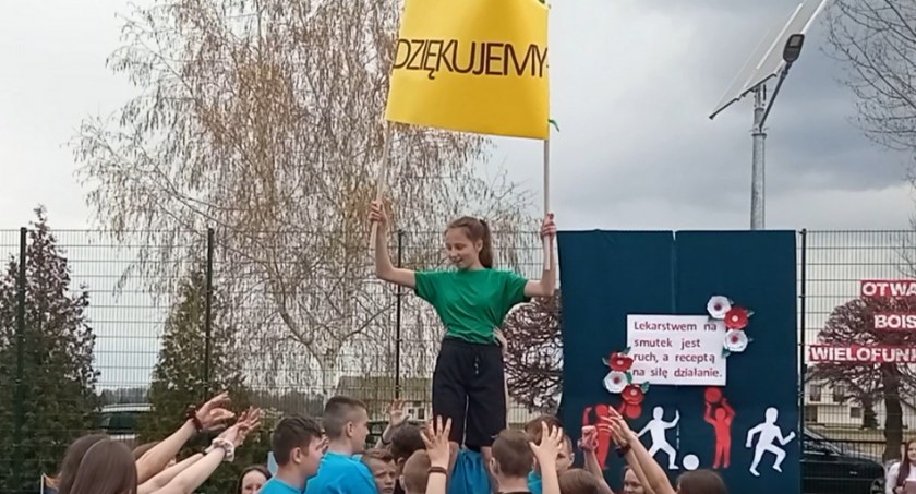 Dzieciaki w Woli Bystrzyckiej garną się do sportu. Właśnie otwarto nowe boisko (WIDEO)
