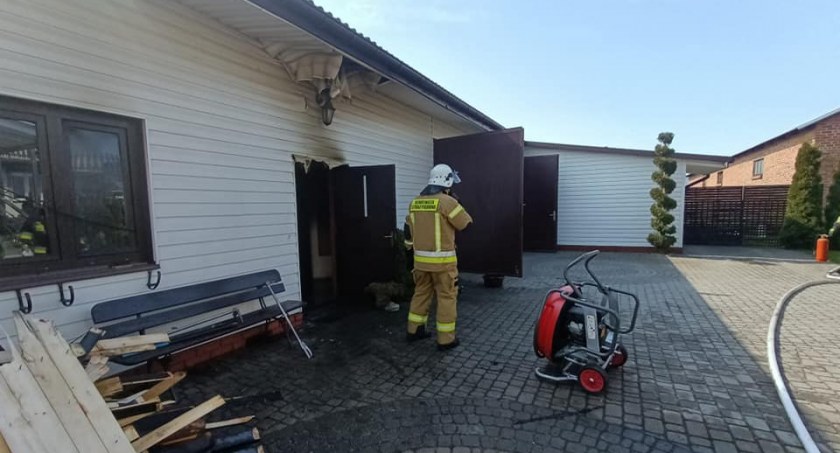 Spłonął garaż i sauna.  Interwencja straży w Zalesiu (ZDJĘCIA)