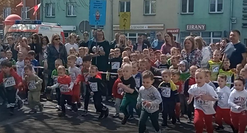 Krasnale i Smerfy na starcie Biegów 3 Maja w Łukowie (WIDEO)