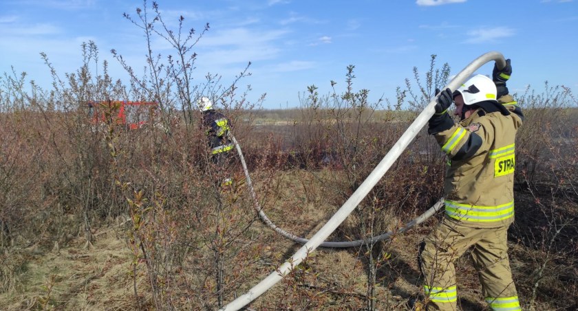 ALARM. Pożar na poligonie w Żdżarach. Nieoficjalnie: Pilot nie trafił w cel (ZDJĘCIA)