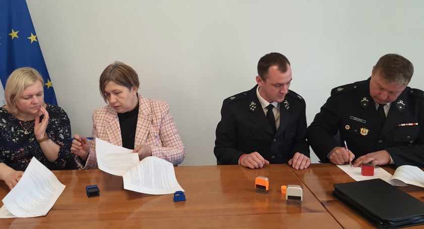 Umowa podpisana. Strażacy z Wojcieszkowa kupują nowy wóz 