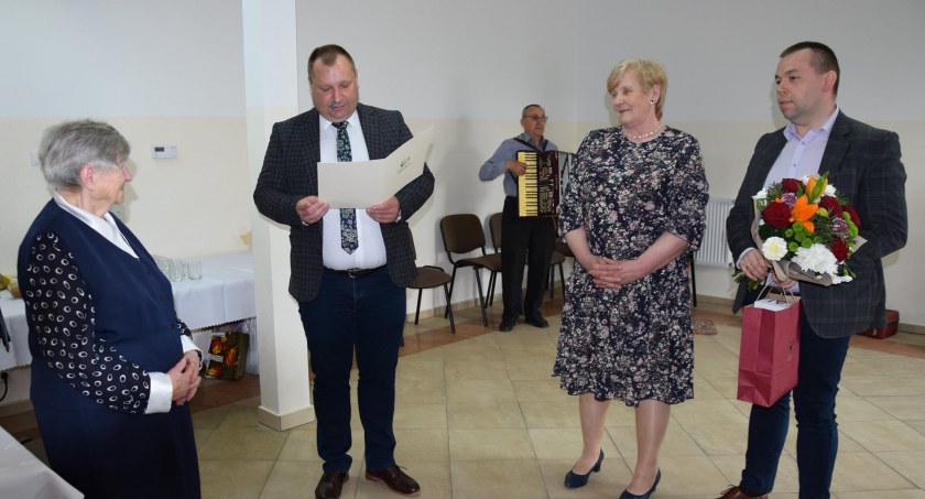 Spotkanie seniorów i urodziny Pani Egrypiny. Wójt złożył życzenia.  „Sto i dwieście lat…”