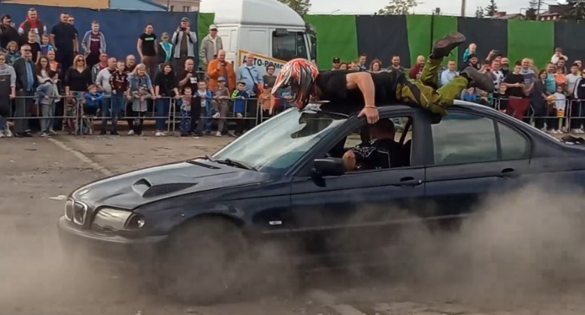 Skakali przez ogień, driftowali i jeździli na dwóch kołach  Pokazy kaskaderskie w Łukowie (WIDEO) 