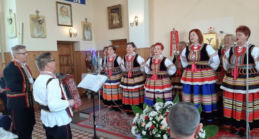 Niezapominajki” i „Jagódki” na XIII Przeglądzie Pieśni Maryjnej w Przychodach