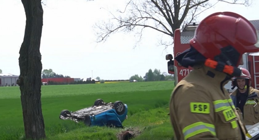 Wypadek w Gołąbkach. Dachowanie w rowie. Jedna osoba ranna