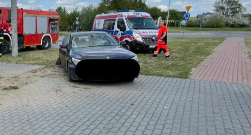 Wypadek w Krzywdzie. Roztrzaskane BMW