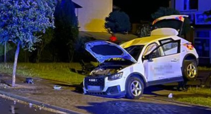 19 latek chciał uciec policjantom. Auto zatrzymało się na latarni (WIDEO)