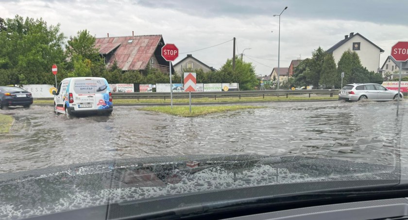 Burza nad Łukowem i powiatem łukowskim. Podtopienia, połamane gałęzie. Interwencje strażaków 