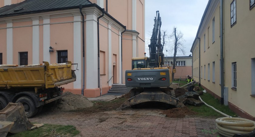 Parafia Podwyższenia Krzyża ma już odwodnienie (ZDJĘCIA)