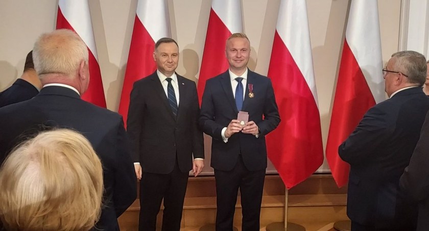 Prezydent Andrzej Duda odznaczył wójta gminy Adamów (WIDEO)