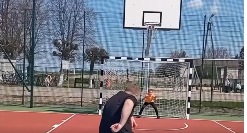 Nowe boisko w Woli Bystrzyckiej jest dewastowane. Ostre słowa wójta (WIDEO)