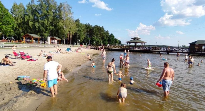 Stand-up i potańcówki nad zalewem. Kto nakarmi turystów? 