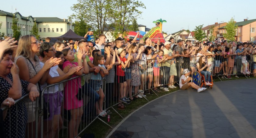 Zespół Playboys rozruszał publiczność na Placu Niedźwiedzim w Adamowie 