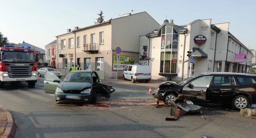 Zderzenie w centrum Łukowa. Trzeba było wycinać blachę by ratować kierowcę  (ZDJECIA)