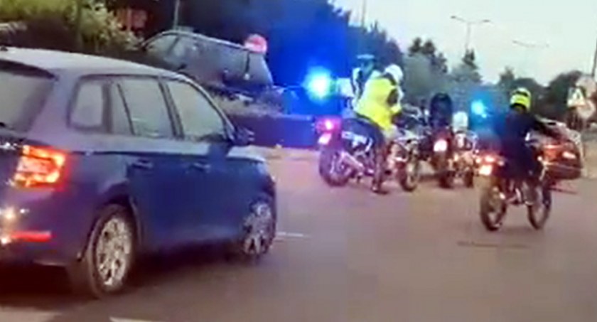 Samochód wylądował na środku ronda (FILM OD CZYTELNIKA)