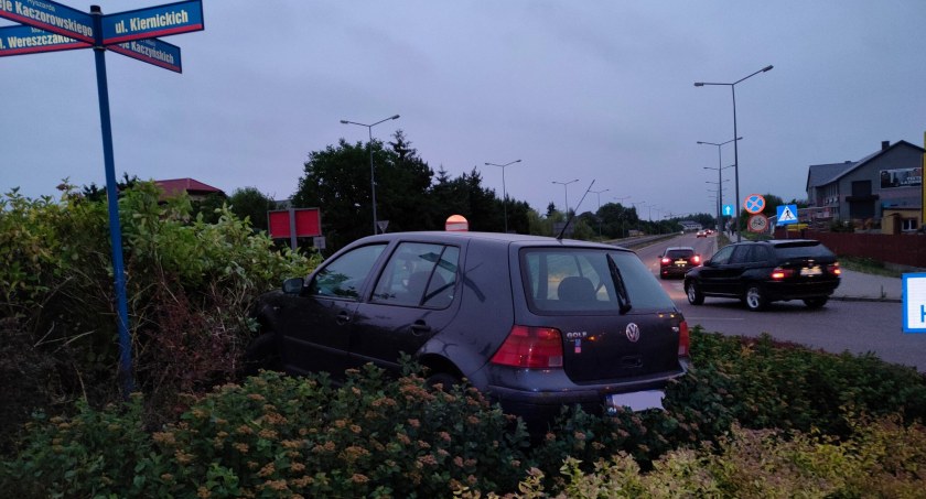 Wjechał Golfem na rondo. 44- letnia pasażerka została ranna (WIDEO)
