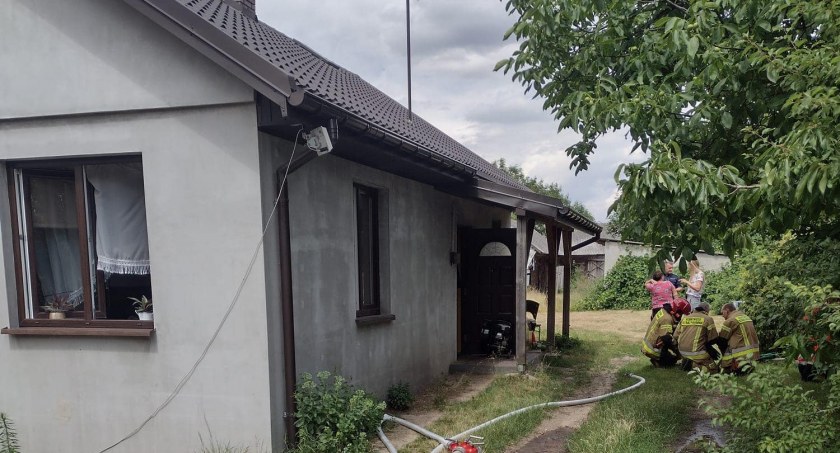 Palił się dom. W środku był uwięziony człowiek 